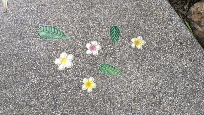 道にも可愛いタイル(？)が(*´∀｀)<br /><br />荷物を整理して、またビーチへ向かいました(^_^)