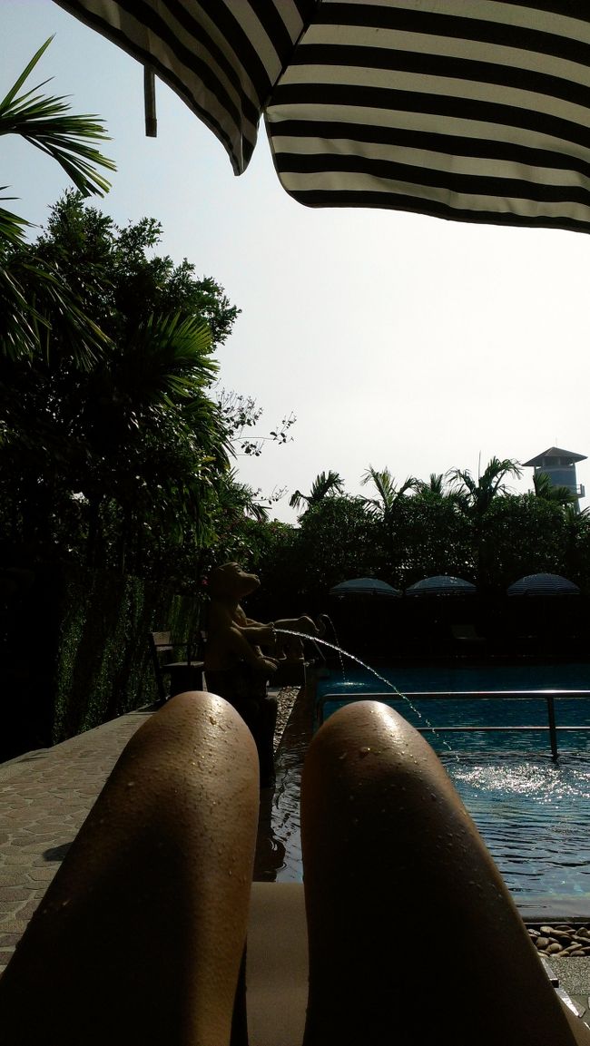 食事のあとはプールサイドでのんびり♪