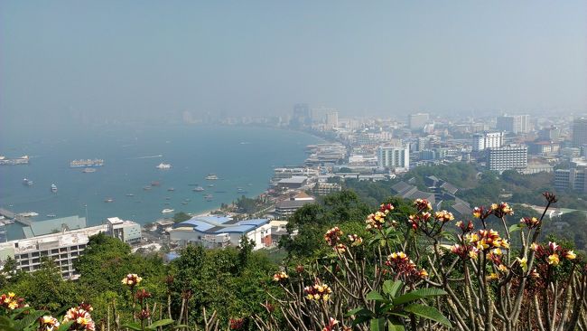 丘から見たパタヤビーチ(*^^*)