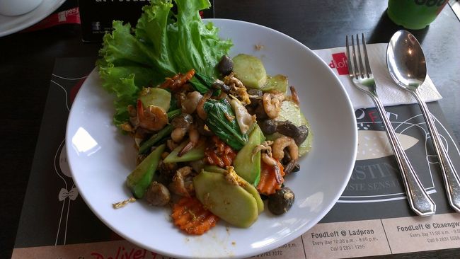 すべておいしかった〜♪<br /><br />夕方になって、またバスに乗りバンコクまで戻りました。<br />バンコクに着いて、帰国前にエステに！<br />道に迷ったけど、みんな親切に教えてくれました♪<br />やっぱりタイの人たちは優しい〜(＾∀＾)<br />残ったバーツでコンビニでお買い物をし、タイの旅は終了〜☆<br />またタイに行きタイ！今度はバンコクで遊ぶぞー!!!