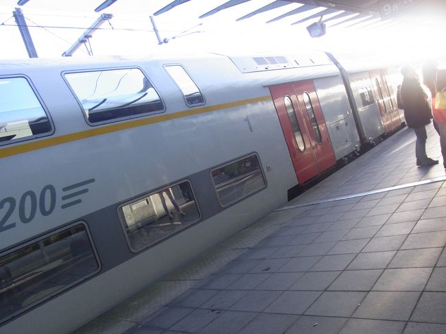 ブリュッセルから、電車に乗ってブルージュまで。<br />適当な時間にブリュッセル中央駅に行き、窓口で切符を購入し、電車の時間とホームを教えてもらい…簡単に行けます。<br />料金は大人往復７．８０ユーロ、１１歳の娘は無料でした。