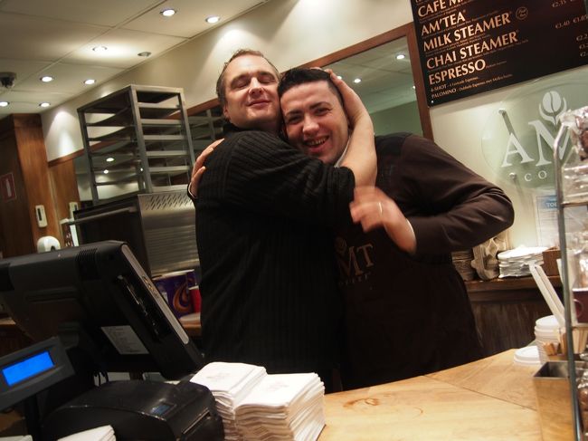 到着し駅構内でワッフルとコーヒーでいっぷく。<br />お店の方、トルコ人っぽかったです。