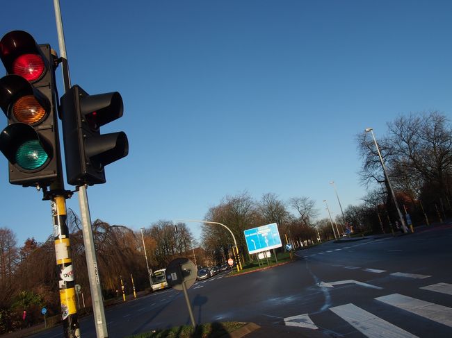 駅前の道路を渡って、ブルージュの街中へと歩きます。<br />そうそうこんな感じだった…２０年近く前の想い出がよみがえってきました。