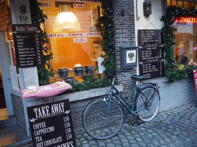 街に入ると、かわいいたてもの、カフェやレストランがいっぱいです。<br />