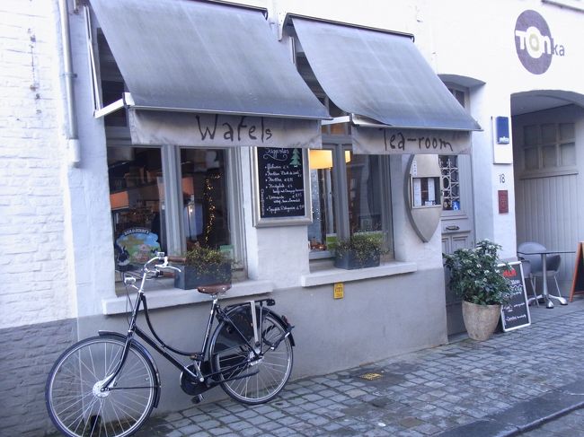 店先に自転車が多く、絵になります。