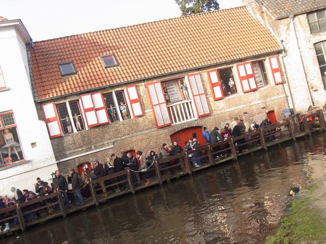 天気がよかったからか、冬でも運河クルーズやっているようでした。行列！