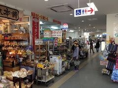 その２石垣島後編（主に中部）からの続きです
http://4travel.jp/travelogue/10861084

ホテルから歩いてほんの数分で離島ターミナルに到着～
売店でいろいろなお弁当も売っているので見てみると、値段も手頃で種類もいろいろあります。その中から迷って一つを選び、竹富島へ持って行くことにしました。