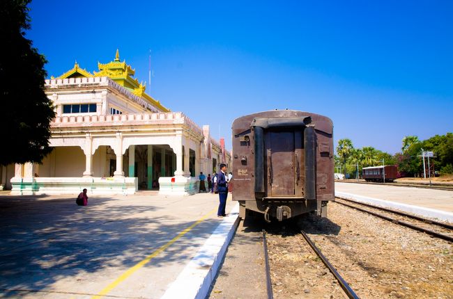 ヤンゴンを16:00に出た夜行列車はよくじつのお昼くらいにバガンに到着。<br /><br />定刻だと朝の8時らしいんだけど、じつに18時間の列車旅！<br /><br />なお、バスだとこのルートは8時間くらい。地元の人曰く「ミャンマー人はあまり列車に乗らないよね」という理由がよく分かる旅だな。