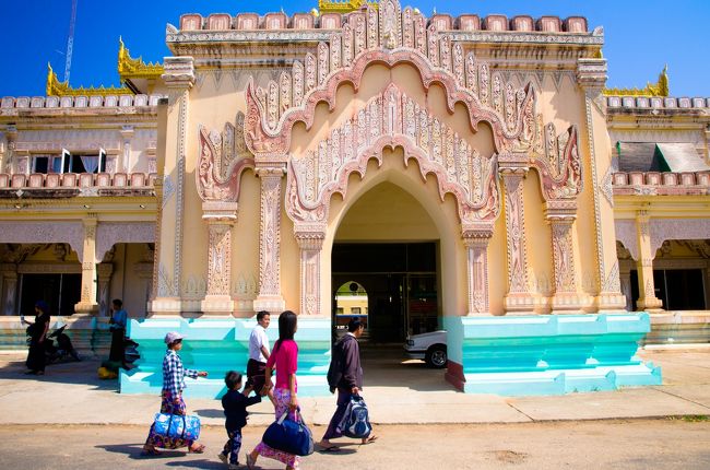 バガン駅。<br /><br />閑散としているのだが、箱（建物）だけはやたらとでかくて立派。