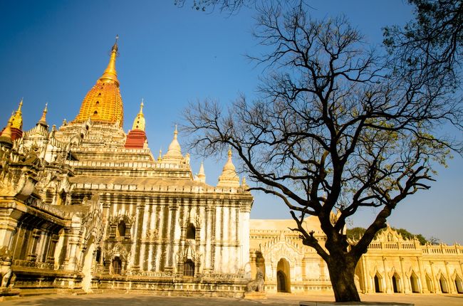 バガン遺跡群でもっとも有名なアーナンダ寺院。<br /><br />ミャンマーの遺跡群ってカンボジアのアンコールワットみたいなものかと思っていたのだが、ちょっと違っていて、バガンの遺跡群はミャンマー人にとって参拝すべき寺院として存在しているということだ。<br /><br />なので、これは遺跡群じゃなくてバガン寺院群というのが正しいかも。<br /><br />でも、雰囲気は古きよきアンコールワットの遺跡巡りみたいな感じでのんびりしているのがいい。