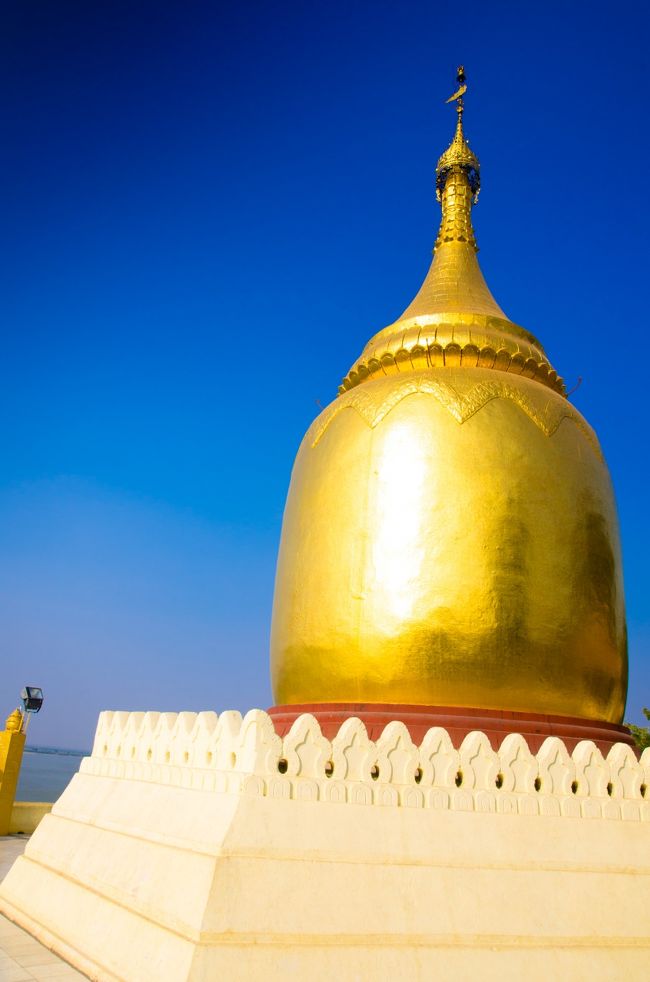 イラワジ川（エーヤワディー川）クルーズの出発点にある、ナスみたいなカタチした仏塔。<br /><br />・・・この仏塔の名前忘れた。ここでは夕方（17:00前後）からサンセットのクルージングをすることができる。<br /><br />船は予約しなくても全然OKで、1時間1,200チャット（120円）でのんびりした船旅を楽しむことができる。