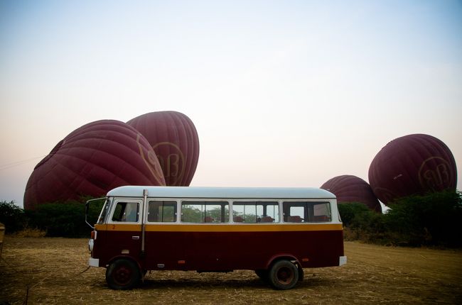 バガンのバルーンツアーはBalloon over the Baganと、Oriental Balloonの二社があって、それぞれ気球の色からレッドチーム、グリーンチームと呼ばれている。<br /><br />老舗なのはレッドチームの方で、この会社はアフリカのサファリでバルーンツアーなどもやっている業界大手みたい。<br /><br />一方、グリーンチームは近年参加した後発なのだが、バガン以外にインレー湖やマンダレーなどでもフライトをしているミャンマーに強い会社とのこと。