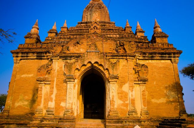 昼間はホテルのプールサイドでうだうだしていて、夕方近くになってから活動開始。<br /><br />オールドバガンのはずれにある小さな遺跡。こういう小さな遺跡を巡るのも、のどかで案外楽しいものだと知る。<br /><br />今回、バガンは実質2日くらいだったのだが、アンコールワットみたいにもっと時間をかけて巡ってもいいかもしれないと感じた。