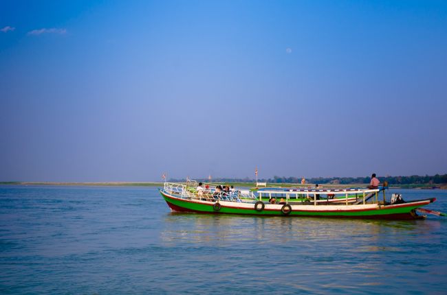 ルートとしてはまずイラワジ川をばりばりとエンジンをふかせてのぼっていく。約20分くらい。