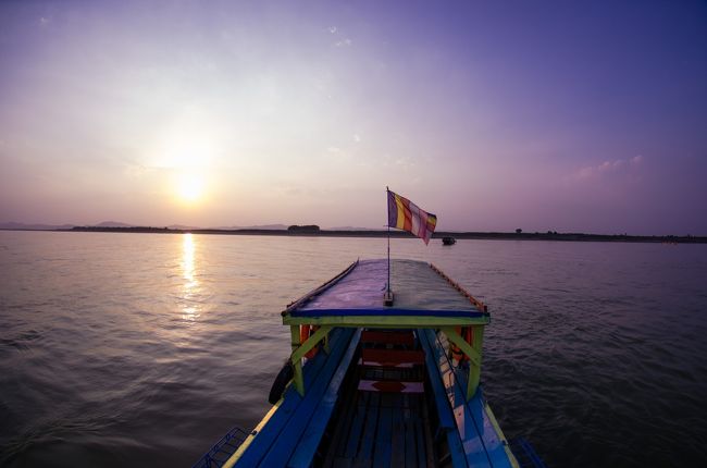 ほどよき頃にエンジンをとめると静寂が訪れる。あとは、このまま川の流れにまかせて漂いつつ川下り。