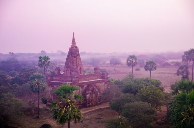 やがて、オールドバガンの遺跡群のなかにやってきた。<br /><br />まずは低空ですすんでいく。