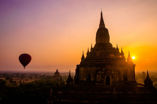 美しい寺院をぐるりとまわりこむように気球がすすんでいく。<br /><br />パイロットが「この寺院はきれいで好きなんだよな」っていうのが、とてもよくわかる。<br /><br />そして、このフライトの技術の高さがすごい。
