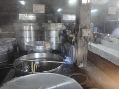 気を取り直して泡盛おもとの高嶺酒造所さんを見学。
ガラス越しにお米を蒸しているところが見えました～いい香り(^ ^)
