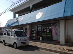 そしてさらにその前にきょうの目標のひとつ知念商会さんへ～
昼どきもだいぶ過ぎていたので、売り切れてるかもと思っていたけど、無事にささみカツとおにぎりをゲット(^ ^) マヨネーズとソースもしっかりかけておきました～
オニササの写真は夜出てきます(^ ^)