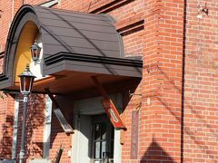 養蚕業が盛んだった明治時代に創業した大洲商業銀行の倉庫、金庫、本館事務所等として明治33年に造られました。その後、紆余曲折を経て、平成3年大洲市によって改造され、現在のおおず赤煉瓦館となりました。