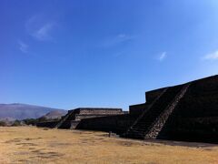 世界遺産 テオテイワカンピラミッド、神が集う場所＝テオティワカン　端から端まで4kmは歩かねばなりません。日射がきついので水と帽子は必ず持参した方が良いかと思います。
