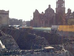 テンプロ・マヨール（中央神殿の遺跡）ソカロ広場の北東にあるアステカ遺跡です。