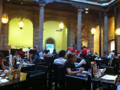 中にあるレストラン、Sanborns　Maderoとてもエレガントでレトロな雰囲気で楽しめます。料理のお味もナイスでした。