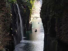 熊本→高千穂のレンタカーの旅（省略）を経て、お昼すぎに無事到着。これが真名井の滝！絶景（上から撮影）
