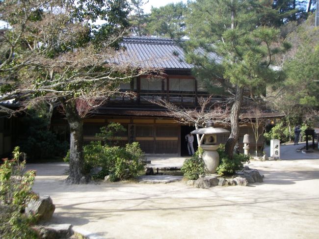 紅葉谷コースの始まる紅葉谷公園へ通じる道には、老舗旅館の佇まいが。何の予備知識がなくとも、それと判ります。