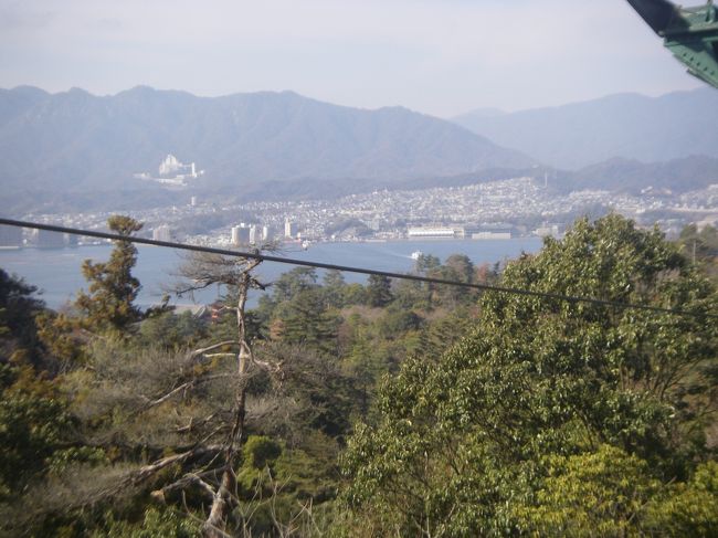 弥山への時間節約の為、ロープウェイ利用。下りは歩ける時間があるかもしれないと思い、片道1000円を購入、ちなみに往復なら1800円。<br /><br />今朝歩いてきた道は対岸の住宅街の向こう側、その向こうの高い山々の麓。