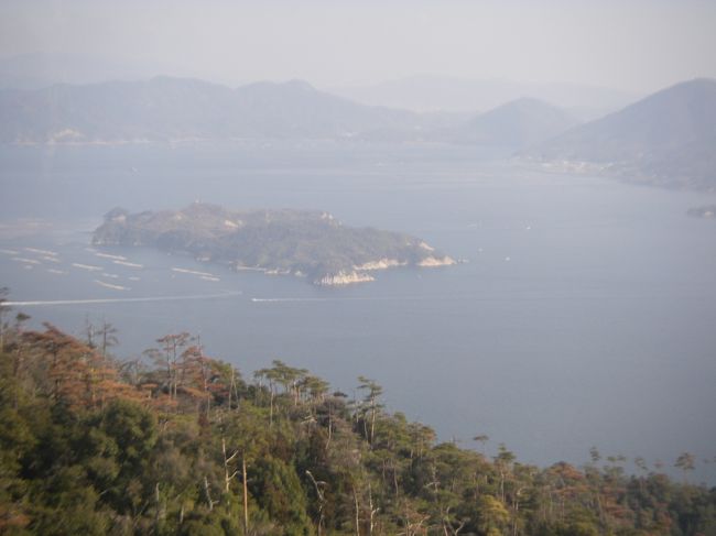 この日は霞んでいたが、瀬戸の島々の景観を楽しめます。