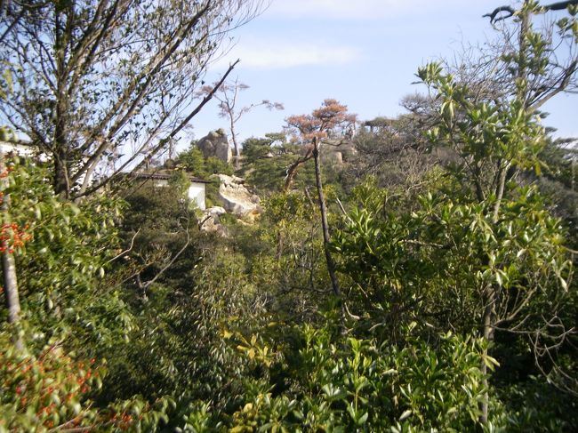 山上に通じる獅子岩駅から少し歩いて、少し振り向くと駅付近に大きな岩の頂上が。