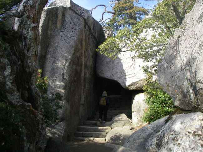 「くぐり岩」この中を通ります。怖くはないです。