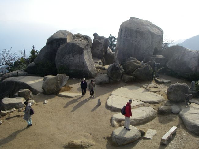 山頂展望台から眺めた山頂。