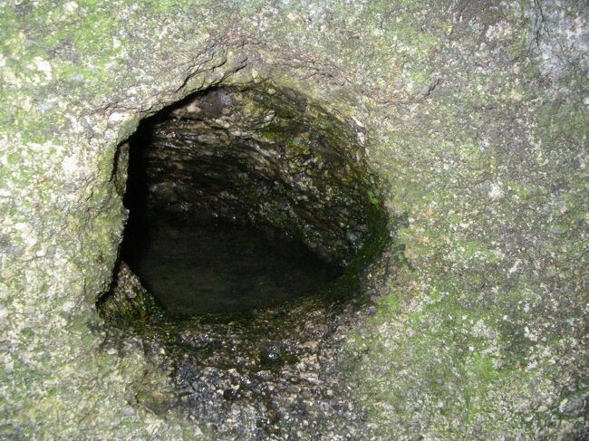 山頂を一巡するコースを取りました。この穴は「干満岩」という満潮時に溢れ、干潮時に乾くらしい。塩分を含む水とのこと。こんな高いところで、どういう理屈なのでしょうか？<br />