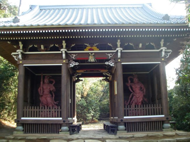 昔からの参詣道の為か、途中に仁王門があります。