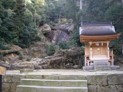 その少し下にある瀧宮神社。土石流で流失し、平成24年再建。