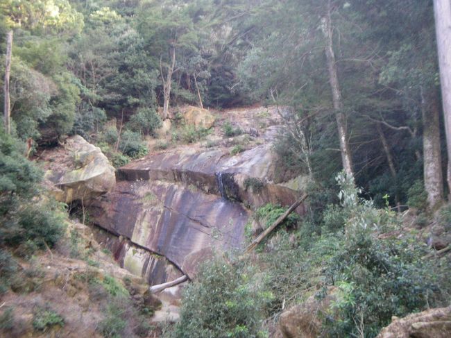 特異な岩肌、滝があります。平成17年の台風14号で土石流が出たため、道の修復や砂防ダム建設が進んだようです。<br />足元は石を組んだ階段状の道が多いです。