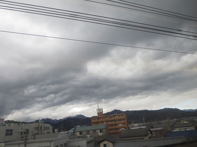 このあとトンネルばかりが続くのですが…<br /><br />トンネルでたらどよーん。