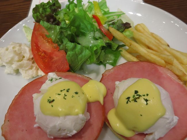 エッグベネディクト食べました。<br /><br />飲み物付きで650円。<br /><br />飲み物は飲み放題でしたが、そんなに飲めません…笑
