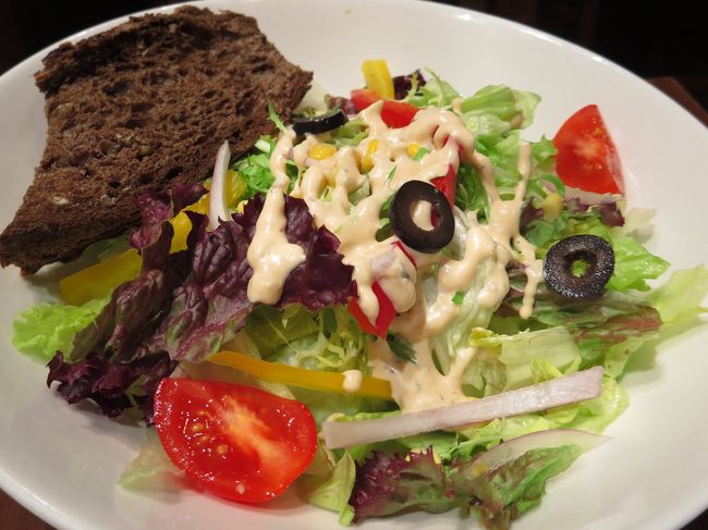 ガーデンサラダ。<br /><br />頼みすぎました？！<br /><br />明日は台湾だー！