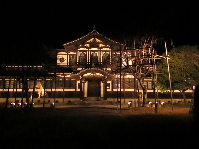 蒼いアーチを更に進むとに奈良国立博物館仏教資料研究センターの古い建物が浮かびあがっていました。<br /><br />日本各地の派手なライトアップと比べると地味なライトアップだけれど、こんな古い建物も『なら瑠璃絵』の見せ所。<br />こんな所が他の地方とはちょっと違って気に入っている。