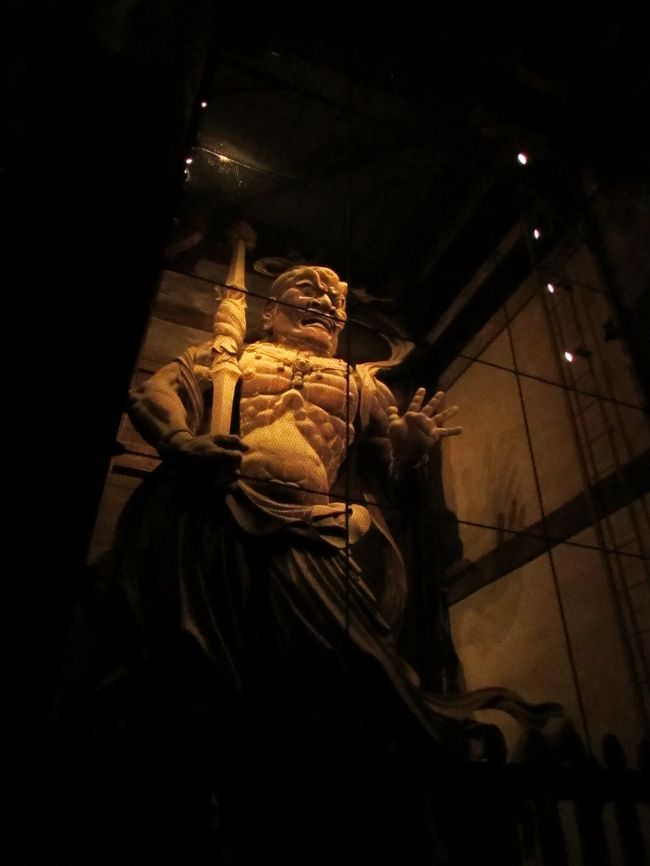 南大門の有名人は金剛力士像。<br /><br />阿形像。