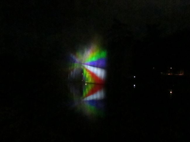 南大門をくぐると、鏡池あたりにぼんやり浮かぶ明りが、<br /><br />それもただそこだけ、大々的な光のショーではありません。<br /><br />「これだけ?」<br />なんて声が聞こえてくるほどこじんまりとした光のショー。