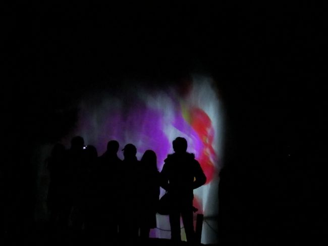 変化する光の形、色。<br /><br />人と一緒に写した方が雰囲気でる。