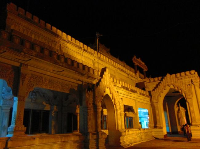 おはようございます！！<br />じゃいこちゃんです。<br /><br />前回のブログはマンダレー⇒バガンの夜行列車に乗ったよっていうところで終わっていたので、今回は、その続きです。<br /><br />朝の５時バガン駅に着きました。<br />マンダレー⇒バガンの列車は途中真っ暗で駅を何個か通過しました。<br />夜が更ければふけるほど本当に寒くなってきて、上海⇒バンコクの飛行機で拝借したブランケットが本当に役立ちました。<br />無人駅どころか灯ひとつない駅で降りていく人がいたから心配になっちゃった。<br />電車に乗っている人にバガン・・・って言ったら、大丈夫絶対にわかるよ。それに私達もバガンだから教えてあげるって言ってくれた。<br />何ともやさしい人たちなんだ！！と思うのもつかの間、<br />電車の中になにやらぞろぞろと入ってくる男の人いっぱい！！<br />ハイジャックかなにかかと思ったよ。<br />な〜んだ、ただのタクシーの客引きかい。<br />ビックリしたけど、このおかげでバガンを乗り越すことなく到着しました。