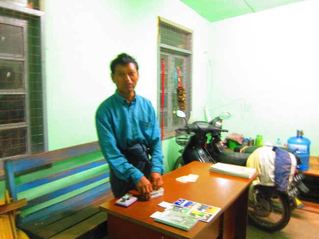 バガンの村に入るときには入村料を払わなければいけません。<br /><br />タクシーのおっちゃんがちっちゃなほったて小屋に連れて行ってくれました。<br />朝の５時ごろだというのに、人がいました。<br />＄１５だったかな。<br />飛行機でバガン着の人は空港で入村料を払います。