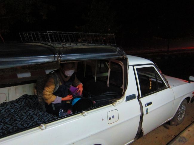 じゃいこちゃん達のタクシーはピックアップトラックの荷台。<br />電車の中で寒い寒いといていたのに、これまたもっと寒いトラックの荷台。<br />寒かったけど、このおかげで満天の星空を見ることができました。<br />日本で見る星空よりはるかに星の数が多くてびっくり★<br />じゃいこちゃん達はニューバガンにホテルをとりました。<br />駅からホテルまで１７０００チャットでいってくれました。