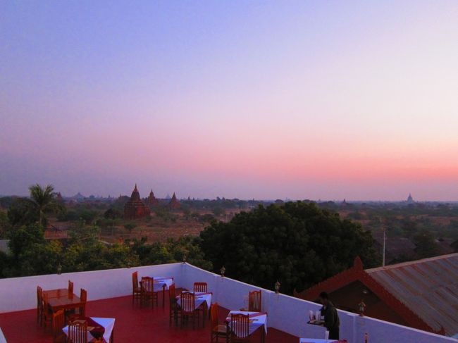 スタッフの人が、朝は６時半ぐらいに陽が上がるよと教えてくれた。<br />そう・・・じゃいこちゃんがこのホテルを選んだのはこの景色を見ながら朝ごはんが食べれるから。<br />もう、本当に絶景です。<br />久しぶりにきれいな朝日を見ることが出来ました。<br />息をのむ瞬間です。