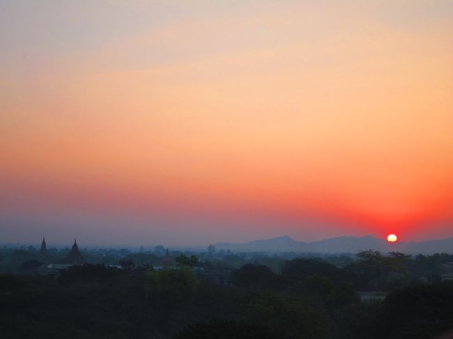 空がこんなに赤くなります。<br />すごくきれいな朝日です。